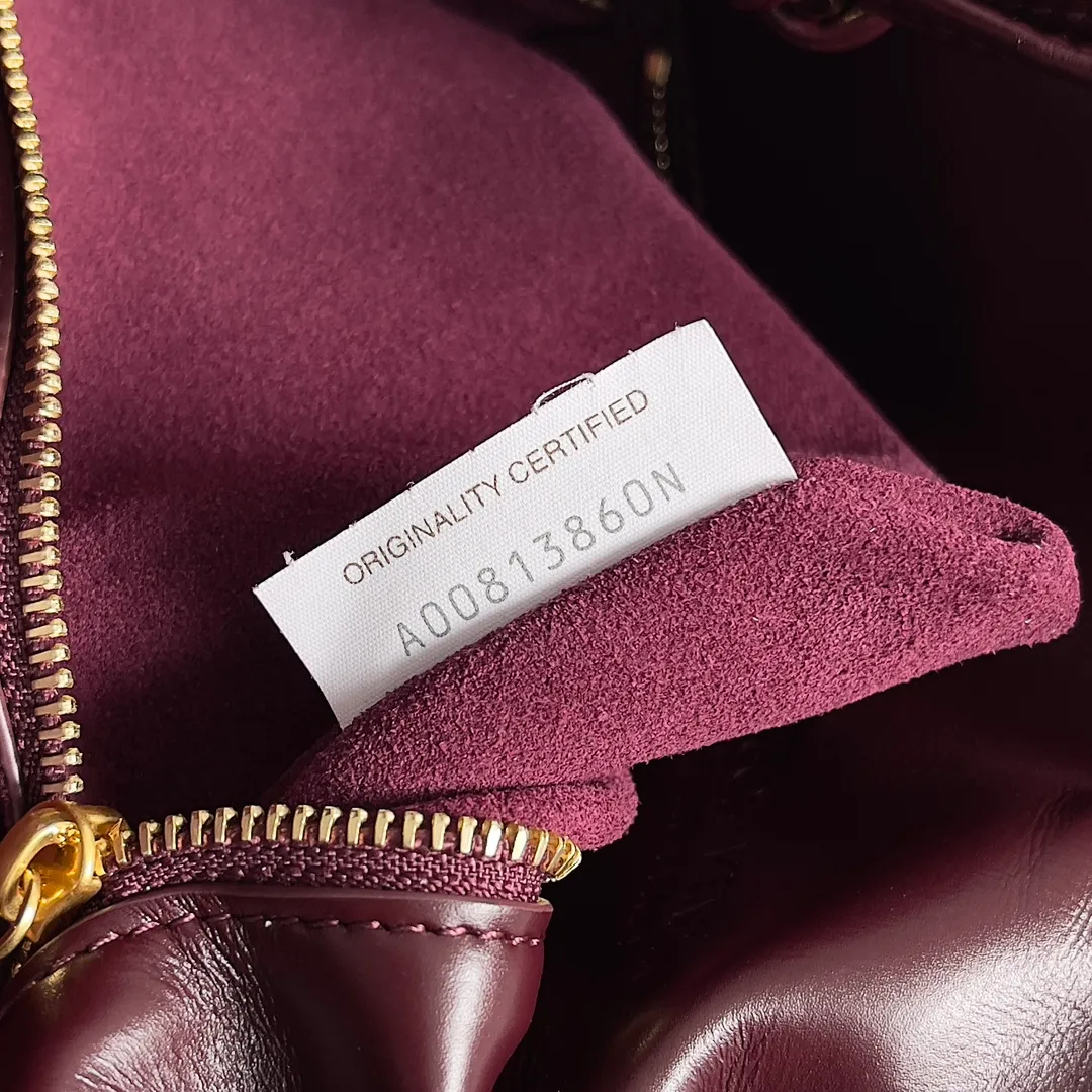 Batch 1520 Inspired by the 1970s, the Bottega Veneta women's logo shoulder bag has a smooth leather surface that brings a clean and handsome feel, just like the neatness and tenacity of a working woman. The front buckle has high-quality hardware pendant body, the overall retro elegance, and the excellent leather feels soft. This Bottega Veneta series can be described as beautiful, weakening the complexity of the outfit, not competing for it, and only using the best quality to interpret itself. Style number: 806030 (small size) Size: 27*16*6cm